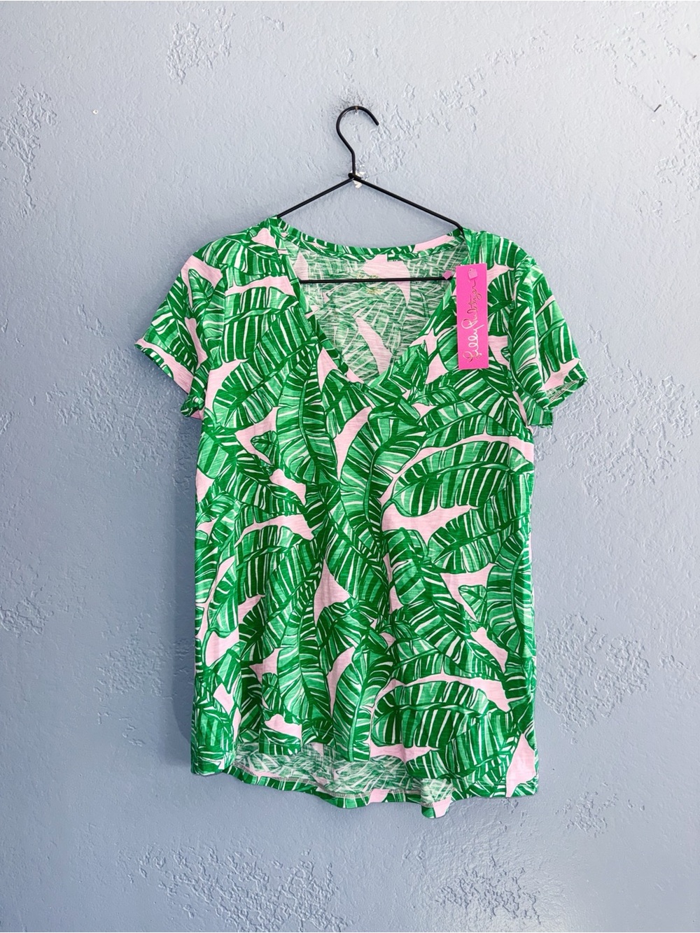 Lilly Pulitzer ETTA V-NECK CONCH SHELL PINK
LETS GO BANANAS Size Small